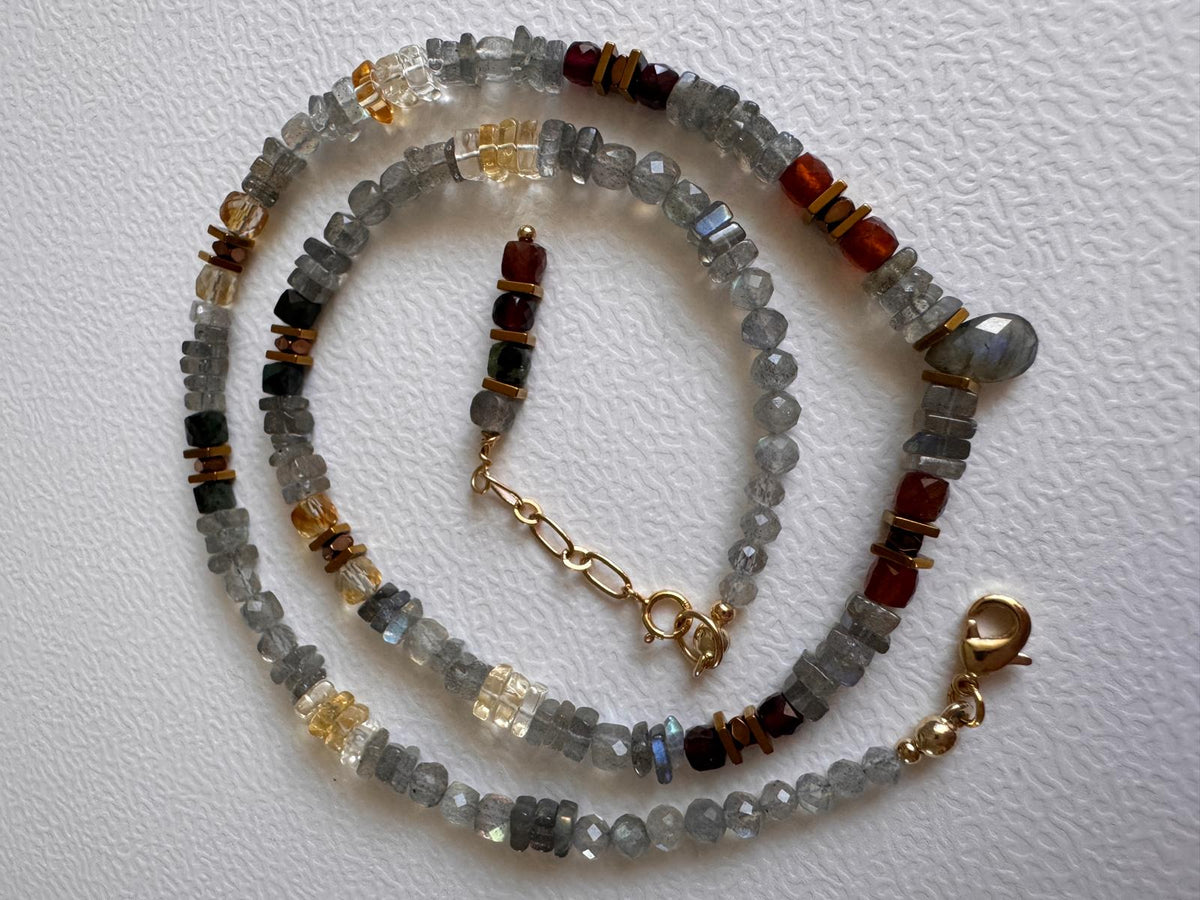 Naszyjnik z labradorytu, cytrynu, granatu, karneolu i szmaragdu z zapięciem Gold Filled