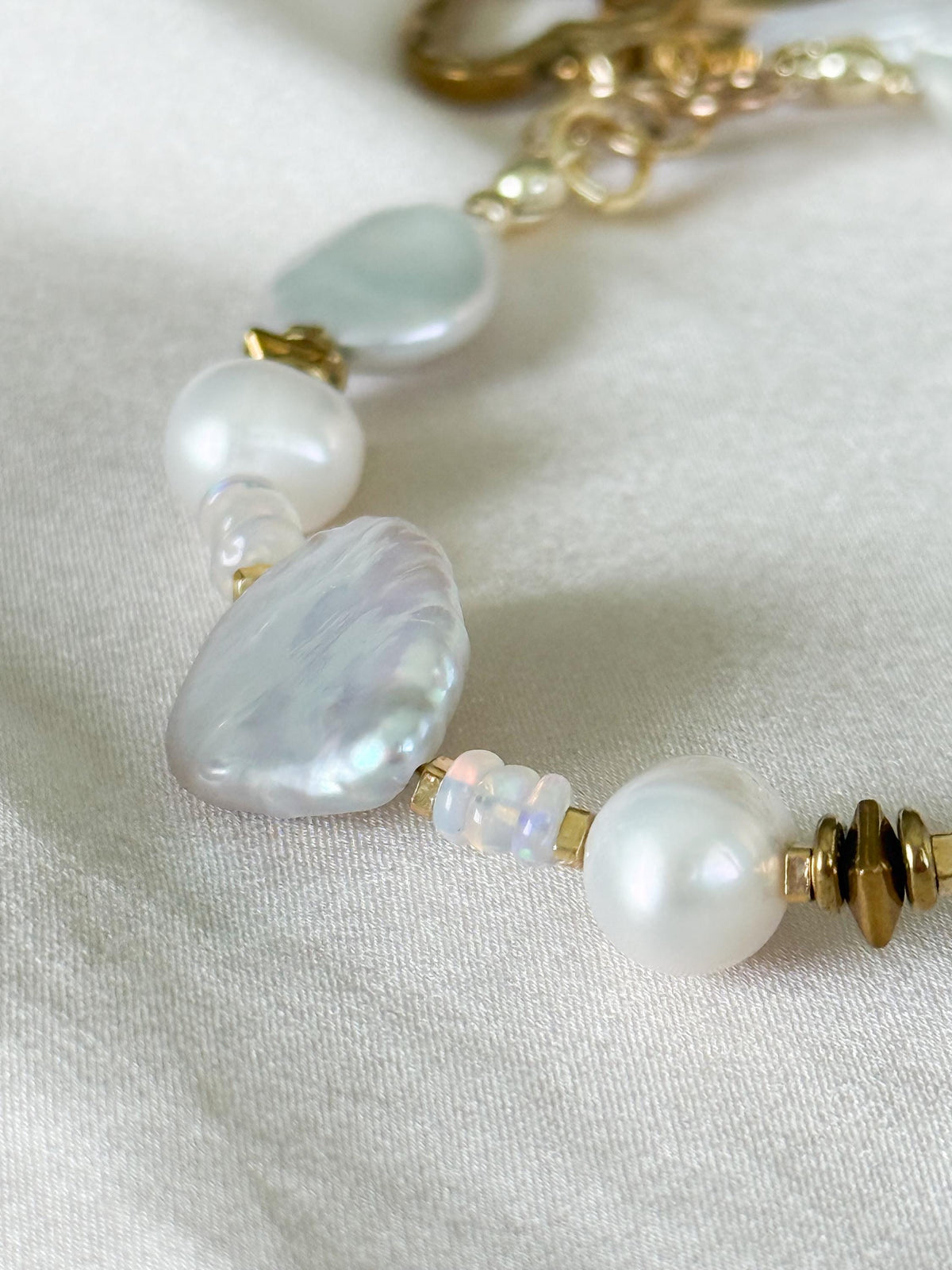 White Baroque Pearl Bracelet | Ethiopian Opal Bracelet | Natural Gemstone Jewelry | Gold Filled Clasp | 19,5 cm
